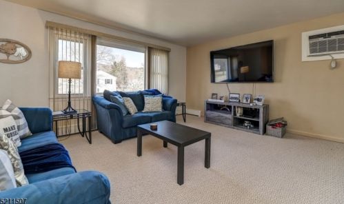 8 Glencross Rd, West Milford Lakes NJ  07480-2206 exterior