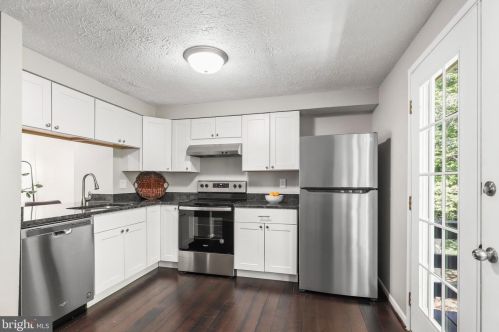 1937 Belmont Ridge Ct, Herndon VA  20191-5446 exterior