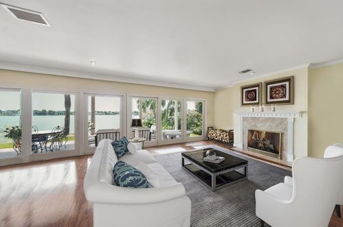 2926 Dominique Dr, Galveston TX 77551-1572 exterior