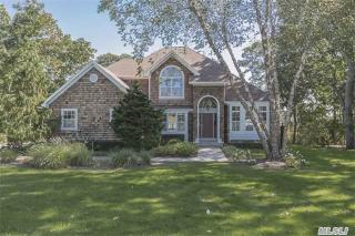 305 Halls Creek Dr, Mattituck, NY 11952-2647