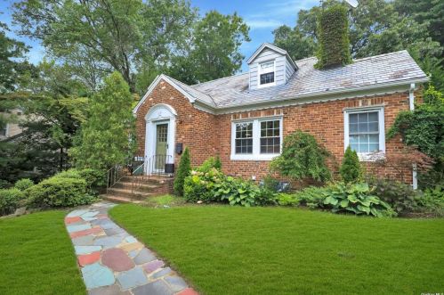 39 Devon Rd, Great Neck, NY 11023-1660