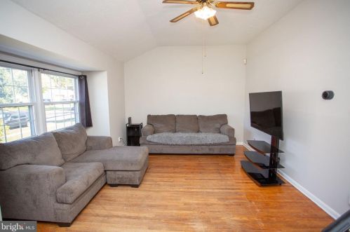 453 Prince St, West Deptford, NJ 08096-5711