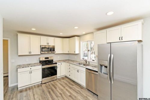 1 Josephine Ln, Castleton, NY 12033-9529