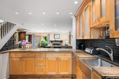 208 Ivy Hill Ln, Rye Brook NY  10573-1607 exterior