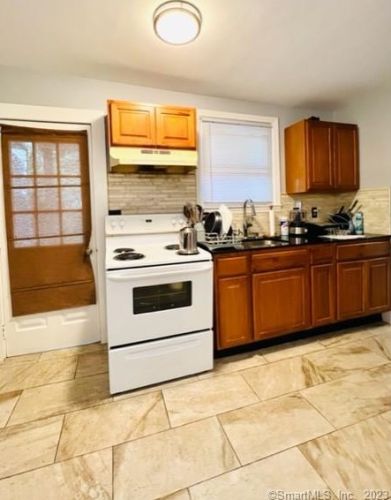 131 Cleveland Ave, Bridgeport CT 06606-5289 exterior