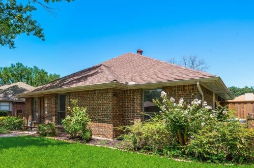 2019 Espinosa Dr, Carrollton TX  75010-4004 exterior