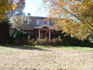 55 Threepence Dr, Huntington Station, NY 11747-4024