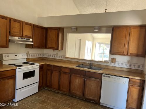 6516 72nd Dr, Glendale, AZ 85303-3540