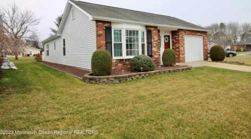 20 Rainier Dr, Bricktown, NJ 08724-2080