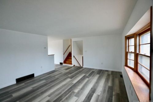 58 Robincrest Dr, Waterbury CT  06708-2406 exterior