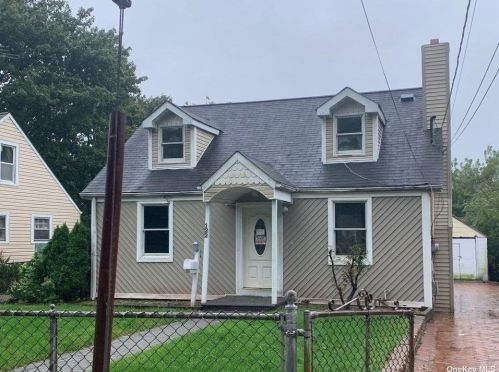 122 Columbia St, Huntington Station, NY 11746-1220