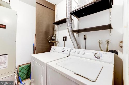 2053 Headlands Cir, Herndon VA  20191-3642 exterior