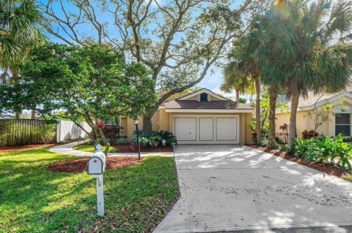11 Crane Way, Boynton Beach, FL 33436-9077