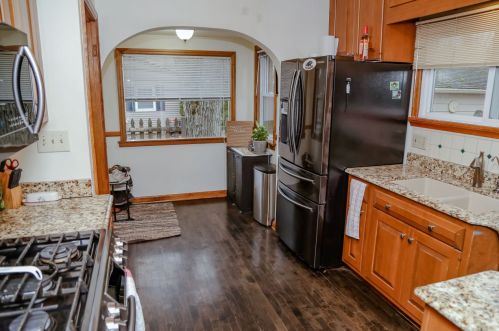 8927 Navajo Rd, Milwaukee, WI 53217-1747