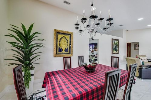 7534 5th Ct, Hialeah FL  33014-4921 exterior