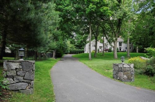 15 Reilly Rd, Bridgeport, CT 06612-1736