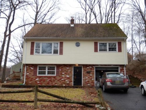 30 Edgewood Rd, Skyline Lakes, NJ 07456-1931