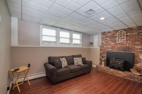 13 Harvey Rd, Londonderry NH  03053-7412 exterior