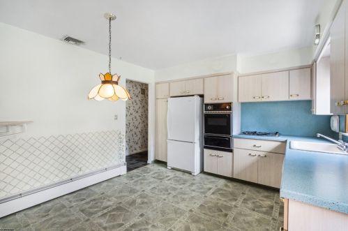 82 Lee Dr, Paterson NJ  07508-3038 exterior