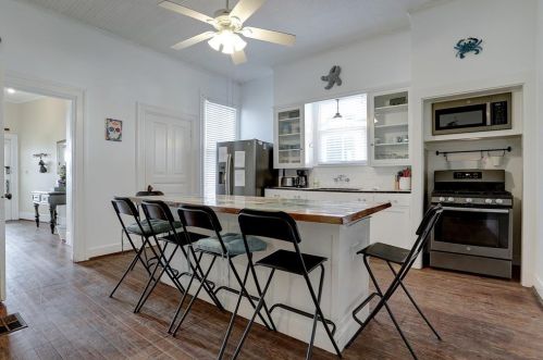 2406 Bernardo De Galvez Ave, Galveston TX  77550 exterior