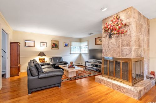 215 Vernon Valley Rd, Elwood NY  11731-1154 exterior