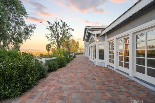 26945 Brooken Ave, Santa Clarita CA  91387-3904 exterior
