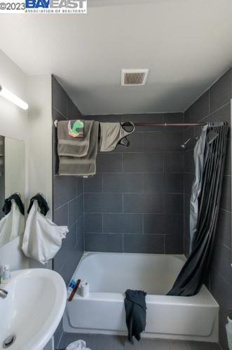 7514 Krause Ave, Oakland, CA 94605-2752