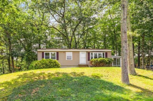 1 Nolet Ave, Salem NH  03079-1756 exterior