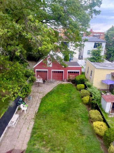 83 30th St, Bayonne, NJ 07002-4715