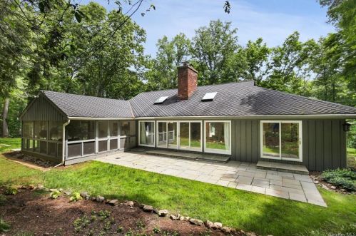 164 Westchester Ave, Scotts Corners NY  10576-1705 exterior