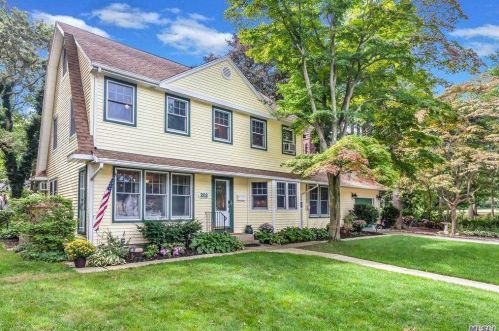 202 19th St, Huntington Station, NY 11746-3207