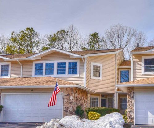 16 Hampshire Ct, Holbrook, NY 11741-2851