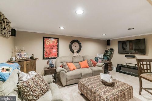 527 Spring Hill Dr, Harleysville PA  19438-2242 exterior