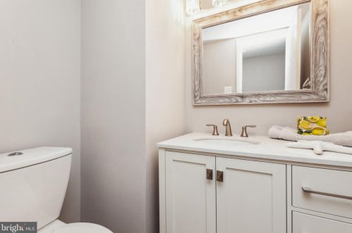 3442 Beale Ct, Woodbridge VA  22193-1702 exterior