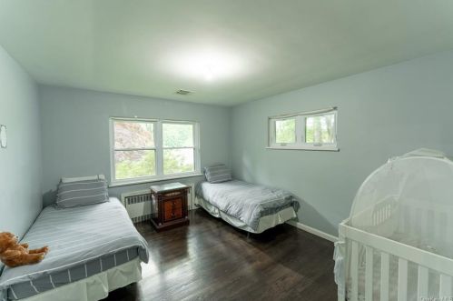 4 Hillside Ter, Airmont NY  10901-2105 exterior