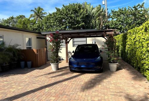 715 10th St, Naples, FL 34117-9329