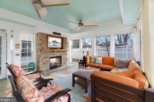 1802 Pimmit Dr, Falls Church VA  22043-1114 exterior