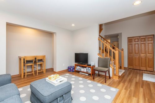 1804 Penhurst Way, Waukesha, WI 53186-1274