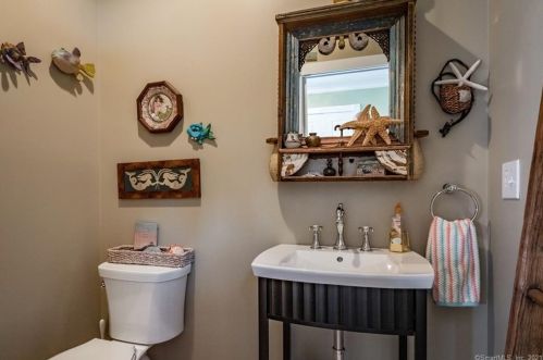 20 Jordan Cove Rd, Waterford CT  06385-3227 exterior