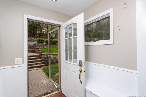 37 Candle Hill Rd, Danbury CT  06812-2409 exterior