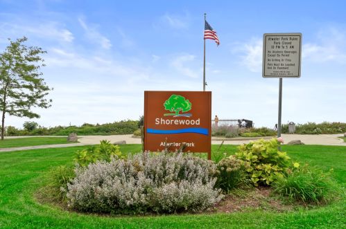 4101 Lk Dr, Milwaukee WI 53211-1720 exterior