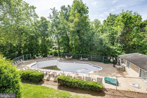 1523 Colonial Dr, Woodbridge VA  22192-2449 exterior