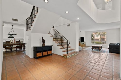 23674 White Oak Ct, Santa Clarita, CA 91321-3719