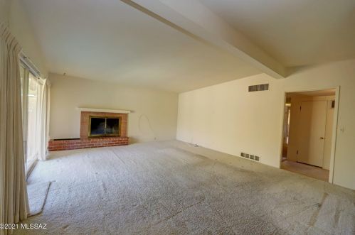 7022 Hawthorne St, Tucson, AZ 85710-1233