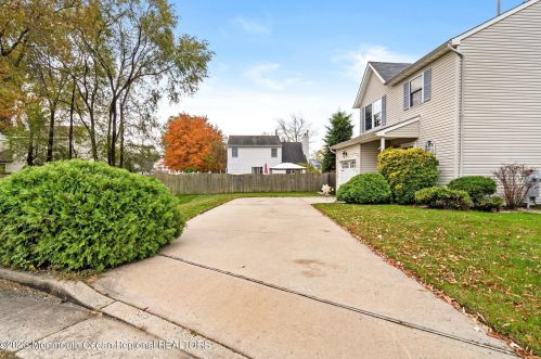 125 Shoreland Ter, Middletown NJ  07748-6212 exterior