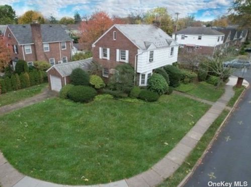 3 Revere Dr, Floral Park NY  11001-2814 exterior