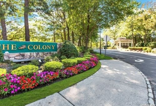 35 Greenwich Ct, Holbrook, NY 11741-2848