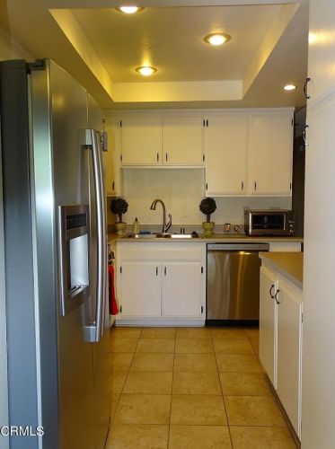 704 Holly Ave, Oxnard CA 93036-1907 exterior