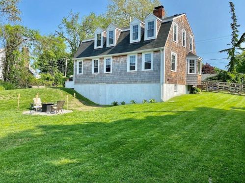 99 Maple Ave, Middletown RI  02842-4834 exterior