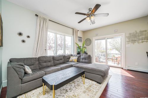 88 Doges Promenade, North Lindenhurst NY  11757-6405 exterior